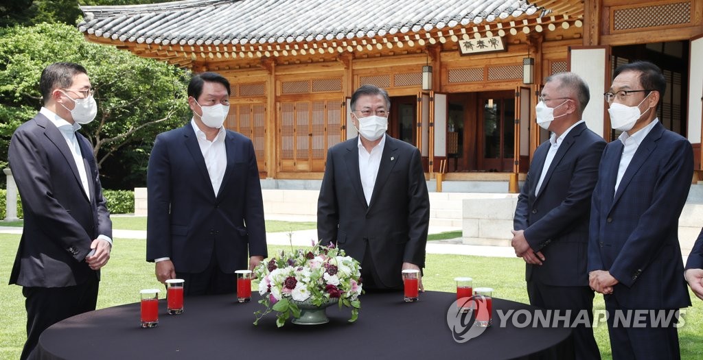 President Moon Jae-in (C) talks with the leaders of South Korea's top four conglomerates in front of the Sangchunjae guesthouse inside Cheong Wa Dae in Seoul on June 2, 2021. From left are LG Group Chairman Koo Kwang-mo, SK Group Chairman Chey Tae-won, Hyundai Motor Group Chairman Chung Eui-sun and Samsung Electronics Vice Chairman Kim Ki-nam. (Yonhap)