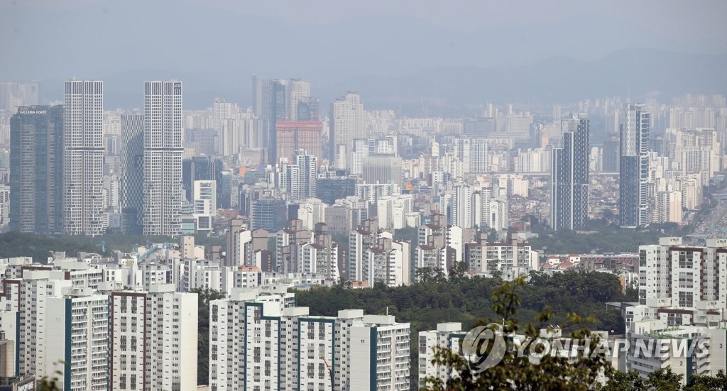 서울 중구 남산에서 바라본 성동구 아파트(위쪽) 일대