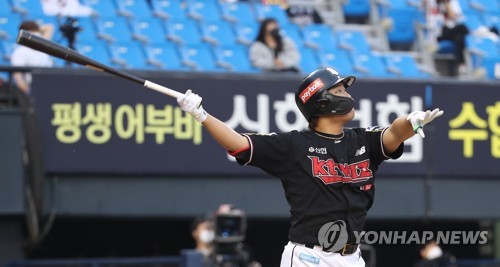 Hyun Soo Kim on his first major league home run 