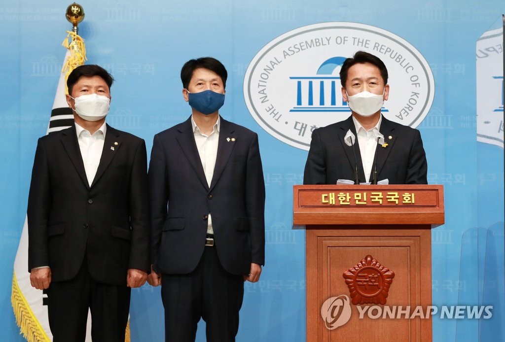 Rep. Ko Young-in of the ruling Democratic Party (R) briefs reporters on the outcome of a Cheong Wa Dae meeting with President Moon Jae-in at the press room of the National Assembly in Seoul on June 3, 2021. (Yonhap)