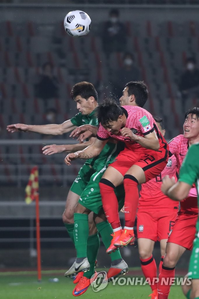 Kwon Chang-hoon (au c.) se bat pour le ballon face au Turkménistan lors d'un match du groupe H du deuxième tour des qualifications Asie pour la Coupe du monde 2022 au stade de Goyang, dans la province du Gyeonggi, le 5 juin 2021.