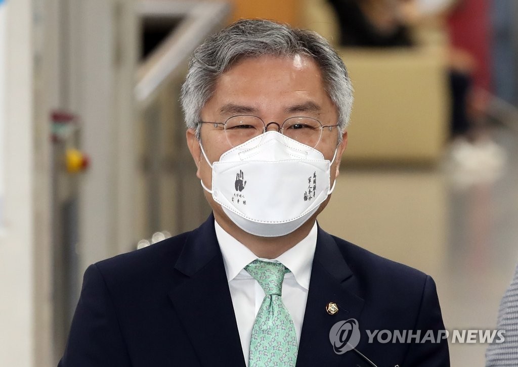 Choe Kang-wook, head of the minor Open Democratic Party, arrives at the Seoul Central District Court to attend his sentencing hearing on June 8, 2021. (Yonhap)