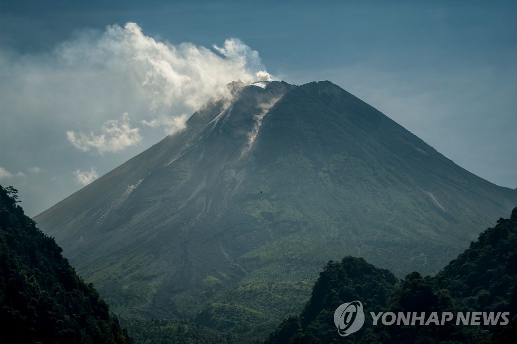 화산 활동 지속하는 인도네시아 므라피 화산