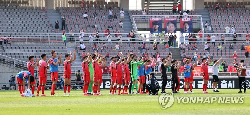 Members of the South Korean men's national football team acknowledge the crowd after beating Lebanon 2-1 in a Group H match in the second round of the Asian qualification for the 2022 FIFA World Cup at Goyang Stadium in Goyang, Gyeonggi Province, on June 13, 2021. (Yonhap) 