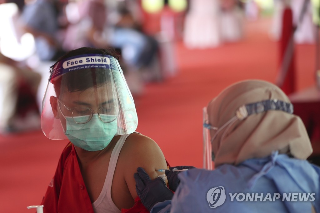 중국산 코로나19 백신 접종받는 인도네시아 남성
