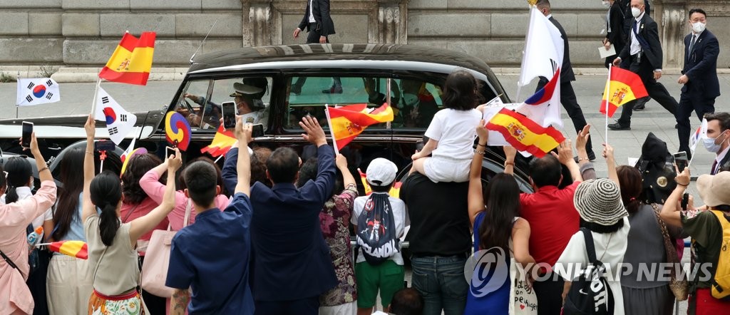 El 15 de junio de 2021 (hora local), en Madrid, los residentes surcoreanos en España dan la bienvenida al presidente surcoreano, Moon Jae-in (en el vehículo), quien se encuentra en España realizando una visita de Estado de tres días.
