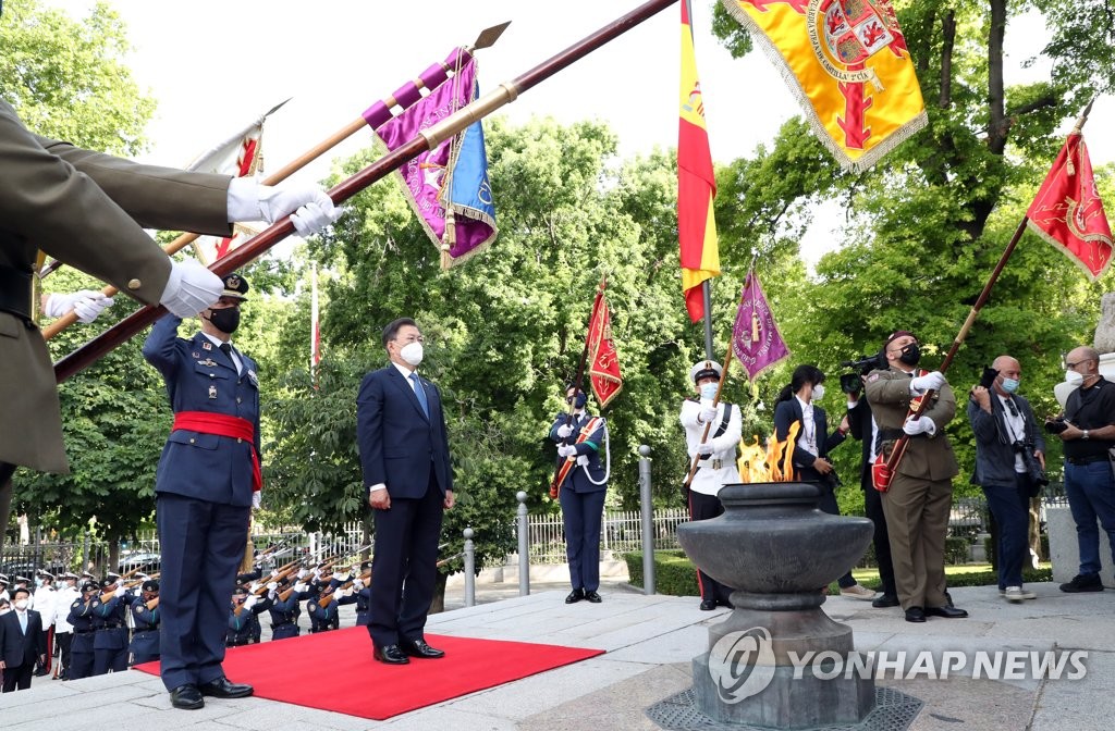 South Korean President Moon Jae-in (2nd from L) pays homage at Spain's war dead during a visit to the Monument to the Fallen for Spain in Madrid on June 16, 2021. (Yonhap)