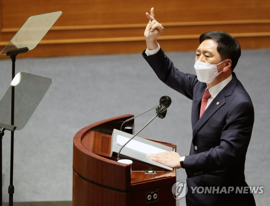 Le député Kim Gi-hyeon, chef du groupe parlementaire du principal parti d'opposition, le Parti du pouvoir du peuple, prononce un discours lors d'une session parlementaire plénière à l'Assemblée nationale à Séoul, le 17 juin 2021. 