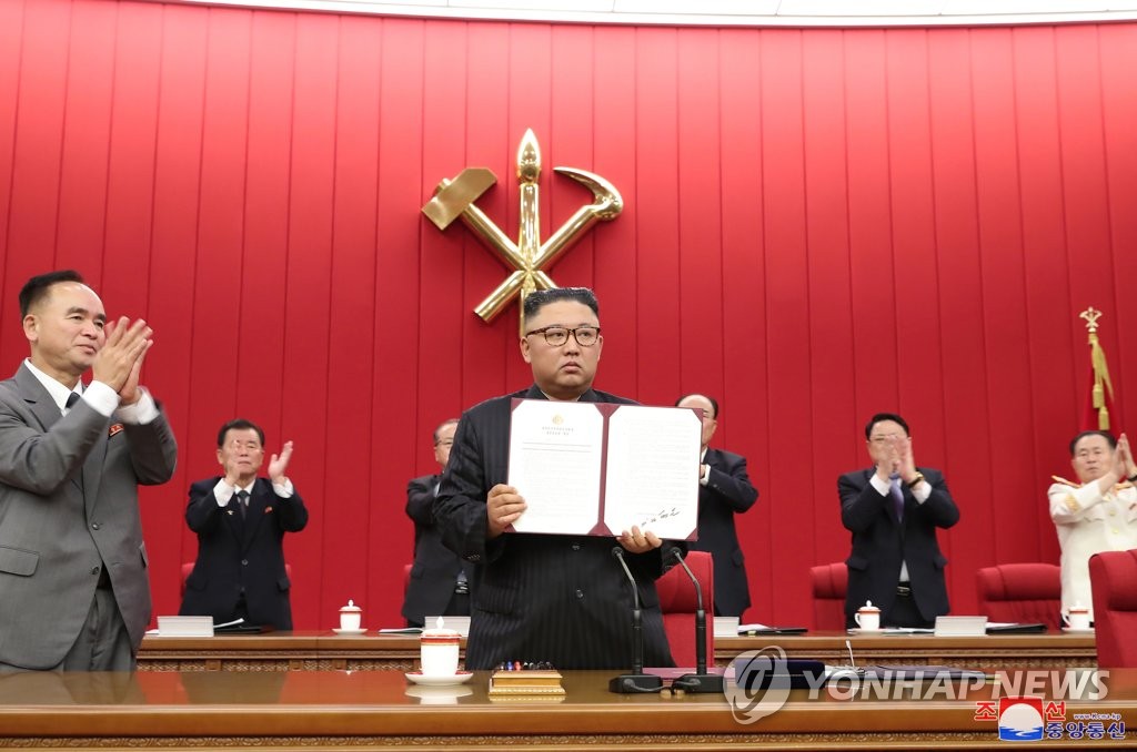 Le dirigeant nord-coréen montre un dossier signé par lui-même lors de la troisième journée de la troisième réunion plénière du 8e Comité central du Parti du travail le jeudi 17 juin 2021, a rapporté le lendemain l'Agence centrale de presse nord-coréenne (KCNA). (Utilisation en Corée du Sud uniquement et redistribution interdite)