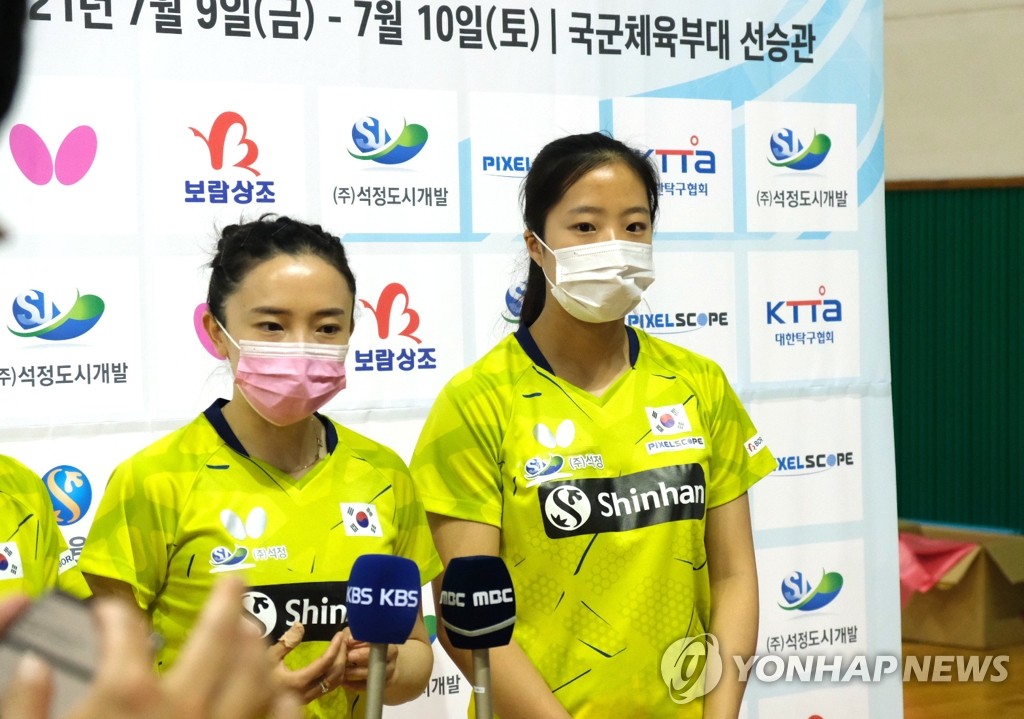 South Korean table tennis players Shin Yu-bin (R) and Jeon Ji-hee speak to reporters ahead of an Olympic prep competition in Mungyeong, North Gyeongsang Province, on June 21, 2021. (Yonhap)