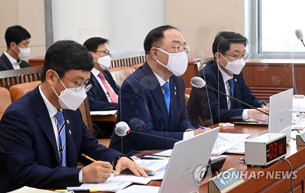 Finance Minister Hong Nam-ki (C) attends a parliamentary meeting on the economy at the National Assembly on June 25, 2021. (Yonhap)