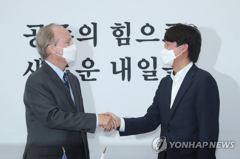 S. Korea's opposition leader thanks acting U.S. envoy for America's vaccine provision