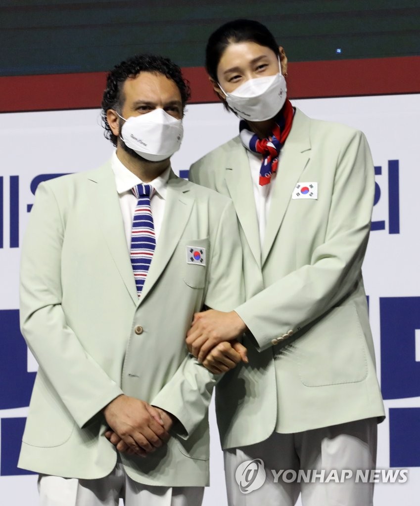 Stefano Lavarini (à gauche), entraîneur de l'équipe nationale féminine de volley-ball de la Corée du Sud, et Kim Yeon-koung, membre de l'équipe, posent pour des photos au Parc olympique de Séoul, le 8 juillet 2021.