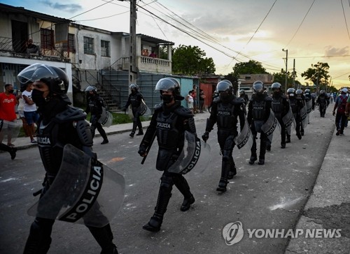 대규모 반정부 시위 후 순찰 강화하는 쿠바 경찰