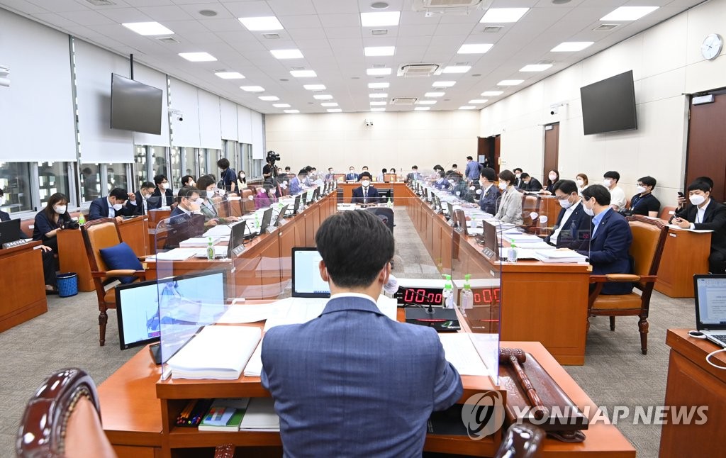 国会保健福祉委員会の様子＝１３日、ソウル（聯合ニュース）