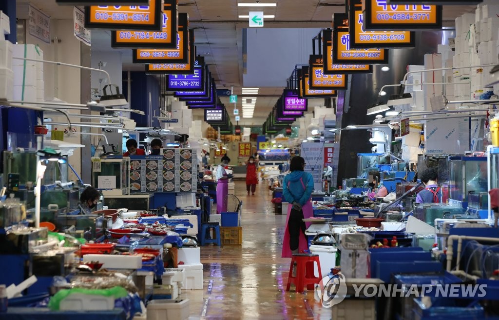 Noryangjin Fisheries Wholesale Market in Seoul is quiet on July 13, 2021, the second day of the implementation of the toughest social distancing measures in the greater Seoul area amid the fourth wave of COVID-19. (Yonhap)