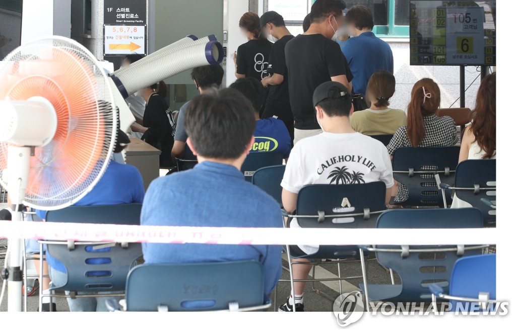 Citizens wait to receive COVID-19 tests at a makeshift clinic in southern Seoul on July 14, 2021. (Yonhap)