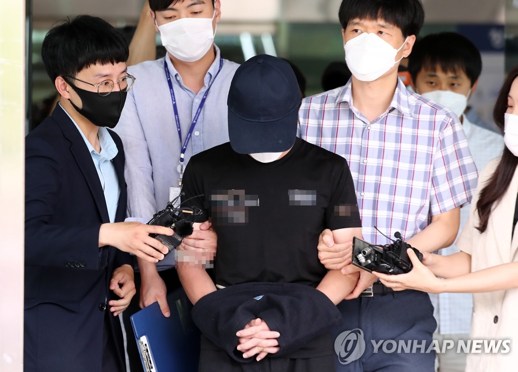 This July 14, 2021, file photo shows a 29-year-old man, surnamed Yang, coming out of Dunsan Police Station in Daejeon, about 165 kilometers south of Seoul, after being investigated on charges of raping and killing a 20-month-old baby girl. (Yonhap)
