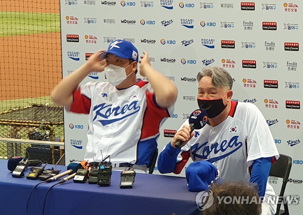 Kim Kyung-moon (R), manager of the South Korean Olympic baseball team, and his captain Kim Hyun-soo attend a press conference at Gocheok Sky Dome in Seoul on July 17, 2021. (Yonhap)