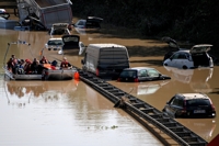 독일 고속도로에서 침수 차량 치우는 구조대원들