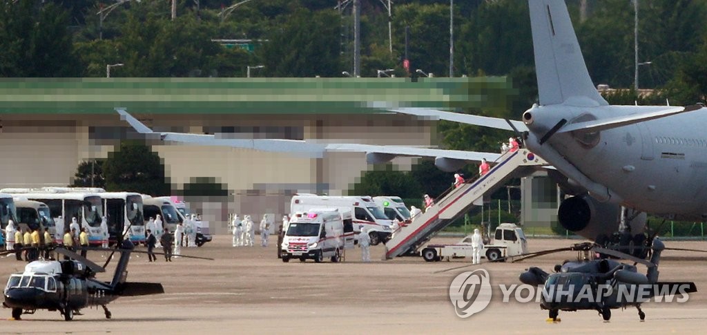Members of the Cheonghae unit get off a KC-330 aerial tanker after it arrives at an air base in Seongnam, south of Seoul, on July 20, 2021. A total of 270 of the 301-member unit on an anti-piracy mission off East Africa have tested positive for COVID-19 in the nation's worst military cluster infections. (Yonhap)