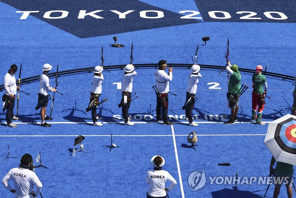 South Korean archers train for the Tokyo Olympics at Yumenoshima Archery Field in Tokyo on July 21, 2021. (Yonhap)
