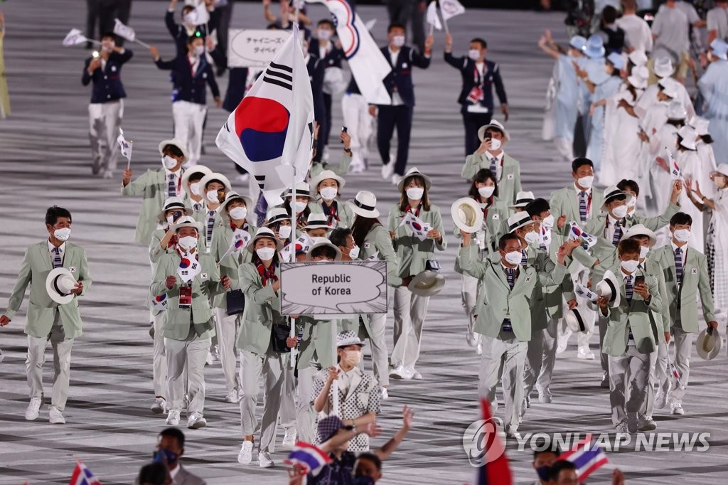 South Korean athletes march into the National Stadium in Tokyo during the opening ceremony for the Tokyo Olympics on July 23, 2021. (Yonhap)