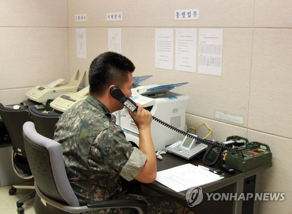 资料图片：2013年9月6日，一名韩军官兵正通过西海军事热线同朝方进行试通话。 韩联社（图片严禁转载复制）