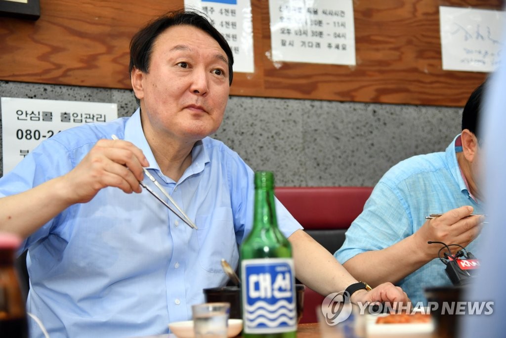 지난해 7월 부산에서 지역 국회의원들과 식사 중인 윤석열 당선인 [연합뉴스 자료사진]