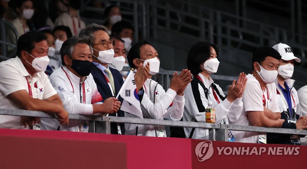 [올림픽] 태권도 응원하는 한국선수단 관계자들