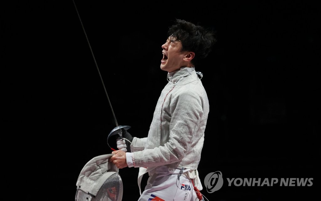 Gu Bon-gil of South Korea celebrates a point against Luca Curatoli of Italy during the final of the men's team sabre fencing event at the Tokyo Olympics at Makuhari Messe Hall B in Chiba, Japan, on July 28, 2021. (Yonhap)