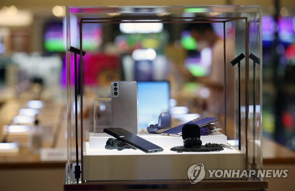 This photo taken July 29, 2021, shows Samsung Electronics Co.'s Galaxy smartphones displayed at a shop in Seoul. (Yonahp)