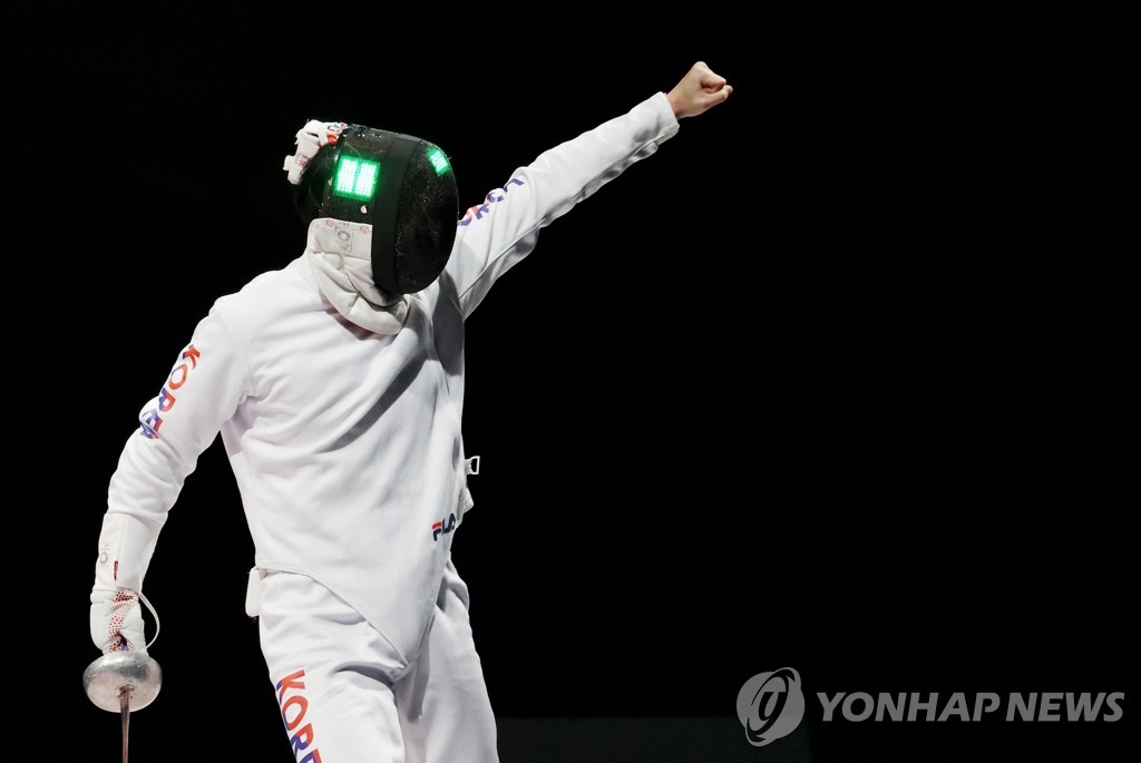Song Jae-ho of South Korea celebrates a point against China during the bronze medal match of the men's epee team fencing event at the Tokyo Olympics at Makuhari Messe Hall B in Chiba, Japan, on July 30, 2021. (Yonhap)