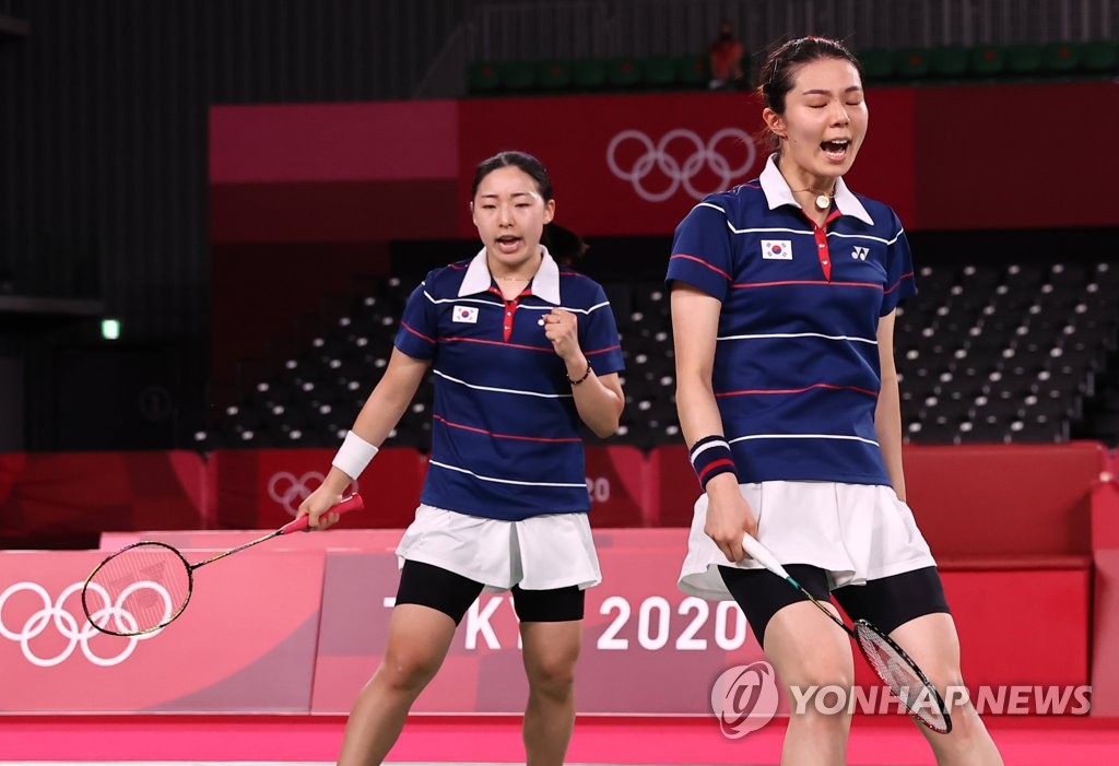 Kong Hee-yong (L) and Kim So-yeong of South Korea celebrate a point against Chen Qingchen and Jia Yifan of China in the semifinals of the women's doubles badminton event at the Tokyo Olympics at Musashino Forest Sport Plaza in Tokyo on July 31, 2021. (Yonhap)