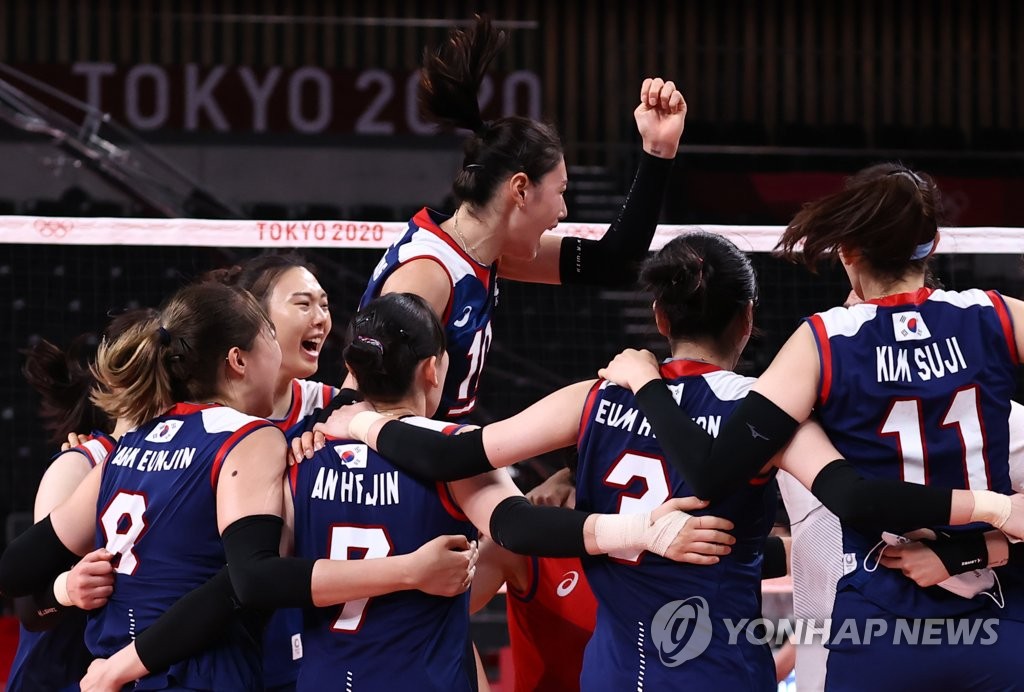 South Korean players celebrate their victory over Japan in their Pool A match of the Tokyo Olympic women's volleyball tournament at Ariake Arena in Tokyo on July 31, 2021. (Yonhap)