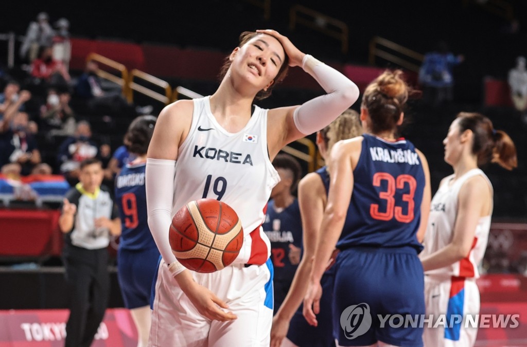 Park Ji-su of South Korea reacts to a play against Serbia during the teams' Group A game in the Tokyo Olympic women's basketball tournament at Saitama Super Arena in Saitama, Japan, on Aug. 1, 2021. (Yonhap)