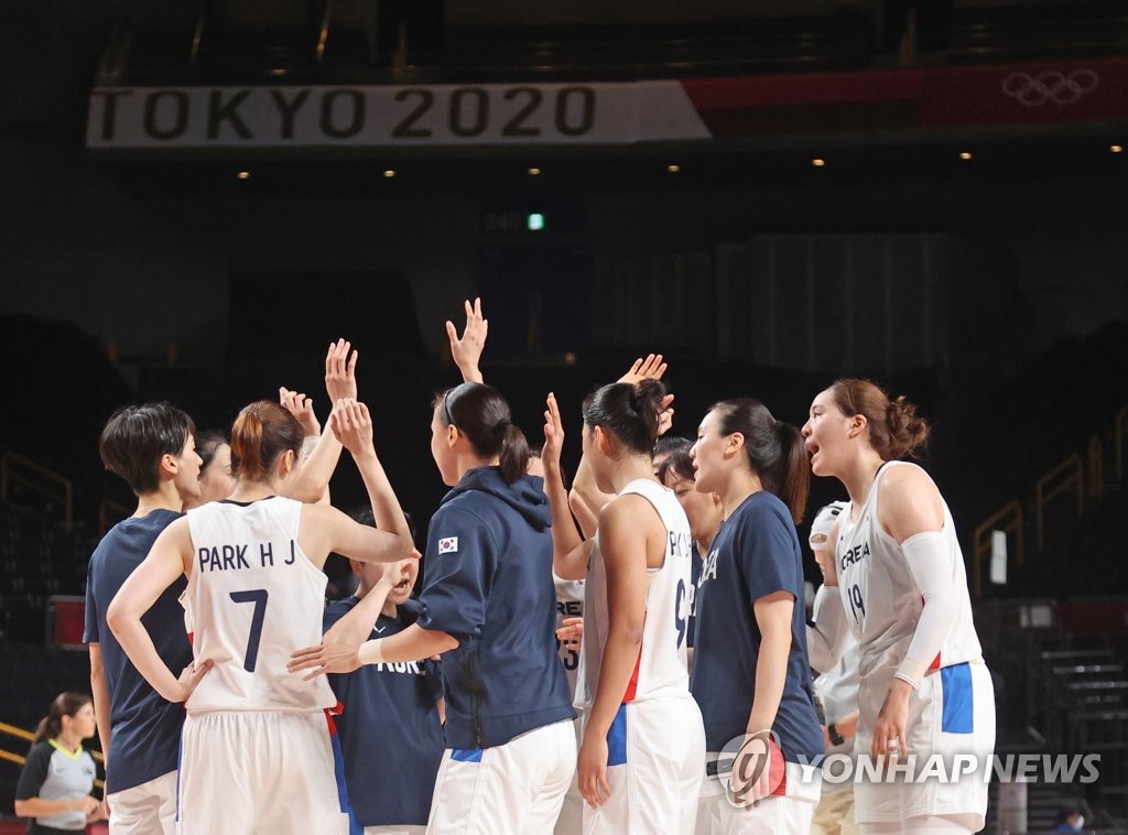 South Korean players gather on the court after losing to Serbia 65-61 in their final Group A game in the Tokyo Olympic women's basketball tournament at Saitama Super Arena in Saitama, Japan, on Aug. 1, 2021. (Yonhap)