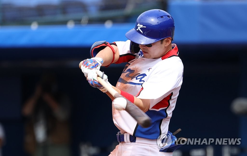 Park Hae-min of South Korea hits a two-run double against Israel in the bottom of the second inning of the teams' second-round game at the Tokyo Olympic baseball tournament at Yokohama Stadium in Yokohama, Japan, on Aug. 2, 2021. (Yonhap)