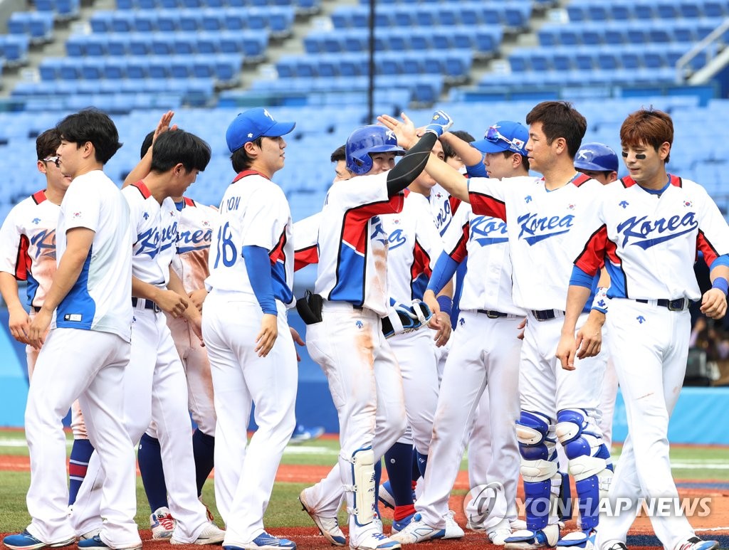 South Korean players celebrate their 11-1 victory over Israel in the teams' second-round game at the Tokyo Olympic baseball tournament at Yokohama Stadium in Yokohama, Japan, on Aug. 2, 2021. (Yonhap)