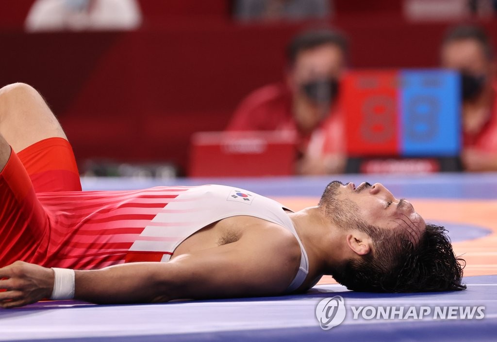Ryu Han-su of South Korea stays on the mat after losing to Mohamed Ibrahim El-Sayed of Egypt in the round of 16 in the men's 67kg Greco-Roman wrestling event at Makuhari Messe Hall A in Chiba, Japan, on Aug. 3, 2021. (Yonhap)