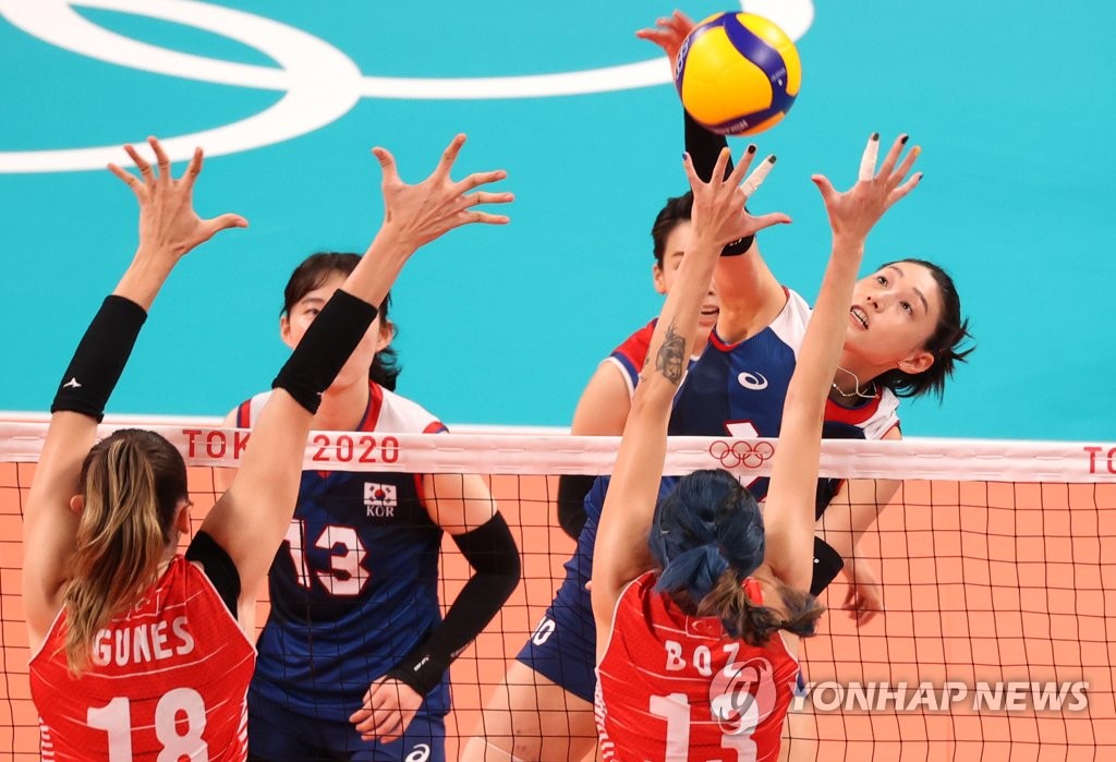 Kim Yeon-koung of South Korea hits a spike against Turkey in the quarterfinals of the Tokyo Olympic women's volleyball tournament at Ariake Arena in Tokyo on Aug. 4, 2021. (Yonhap)