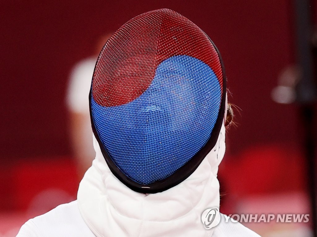 Kim Se-hee of South Korea celebrates her point against Uliana Batashova of the Russian Olympic Committee during the fencing ranking round for the women's modern pentathlon at the Tokyo Olympics at Musashino Forest Sport Plaza in Tokyo on Aug. 5, 2021. (Yonhap)