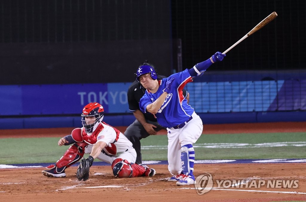 Kang Min-ho of South Korea strikes out against Joe Ryan of the United States in the top of the second inning of the teams' semifinal game of the Tokyo Olympic baseball tournament at Yokohama Stadium in Yokohama, Japan, on Aug. 5, 2021. (Yonhap)