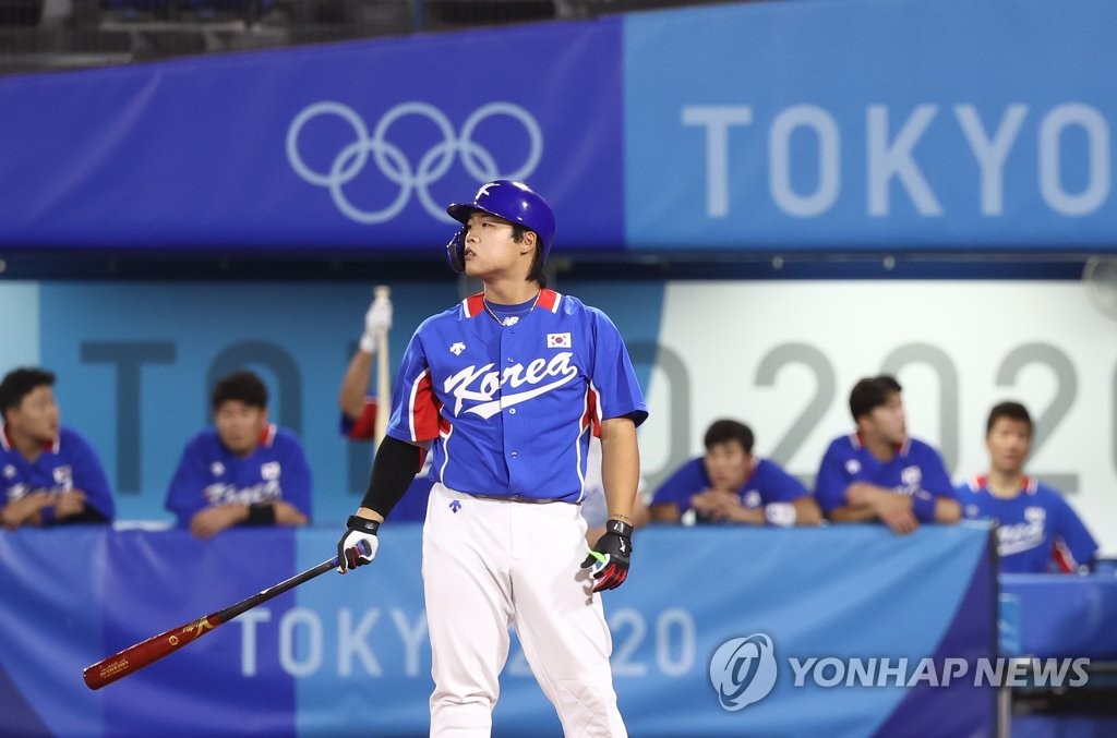 Kang Baek-ho of South Korea reacts to a strikeout against the United States in the top of the seventh inning of the teams' semifinal game of the Tokyo Olympic baseball tournament at Yokohama Stadium in Yokohama, Japan, on Aug. 5, 2021. (Yonhap)