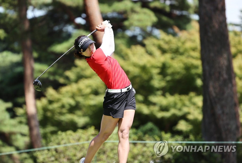 Kim Sei-young of South Korea tees off on the 18th hole during the third round of the Tokyo Olympic women's golf tournament at Kasumigaseki Country Club in Saitama, Japan, on Aug. 6, 2021. (Yonhap)