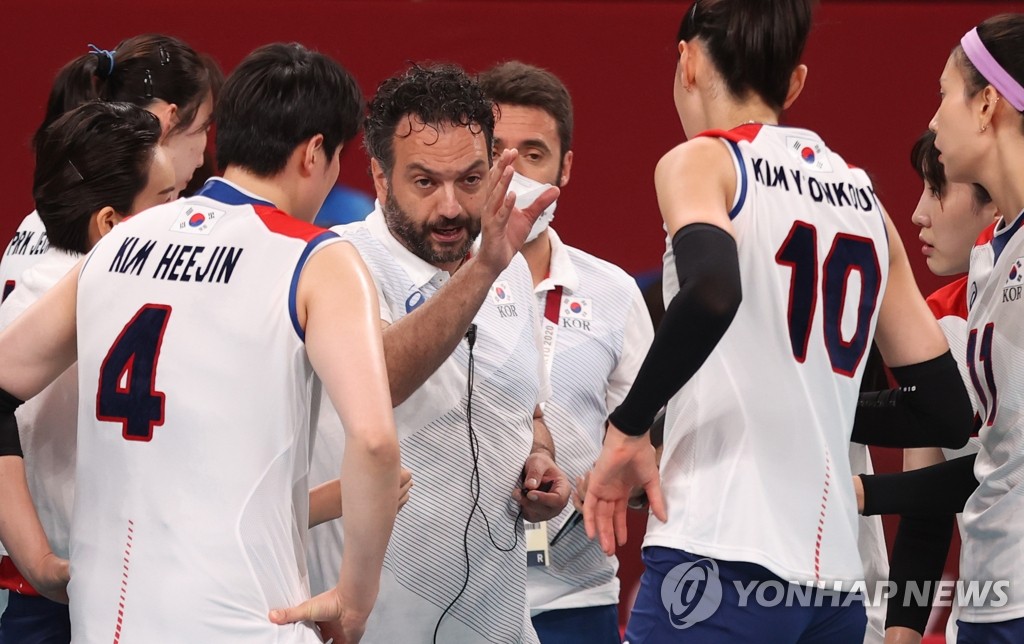 South Korea head coach Stefano Lavarini (C) talks to his players during a timeout in the semifinals of the Tokyo Olympic women's volleyball tournament against Brazil at Ariake Arena in Tokyo on Aug. 6, 2021. (Yonhap)