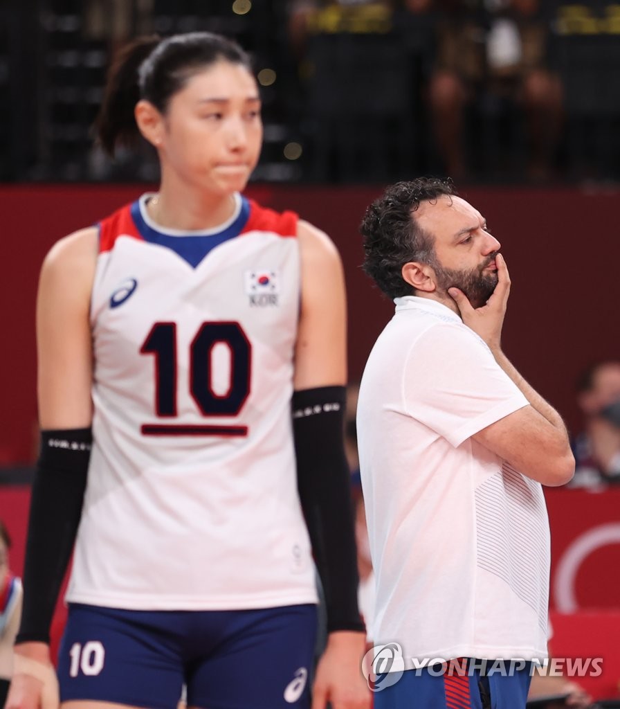 South Korea head coach Stefano Lavarini (R) watches his team in action against Brazil during the semifinals of the Tokyo Olympic women's volleyball tournament against Brazil at Ariake Arena in Tokyo on Aug. 6, 2021. (Yonhap)