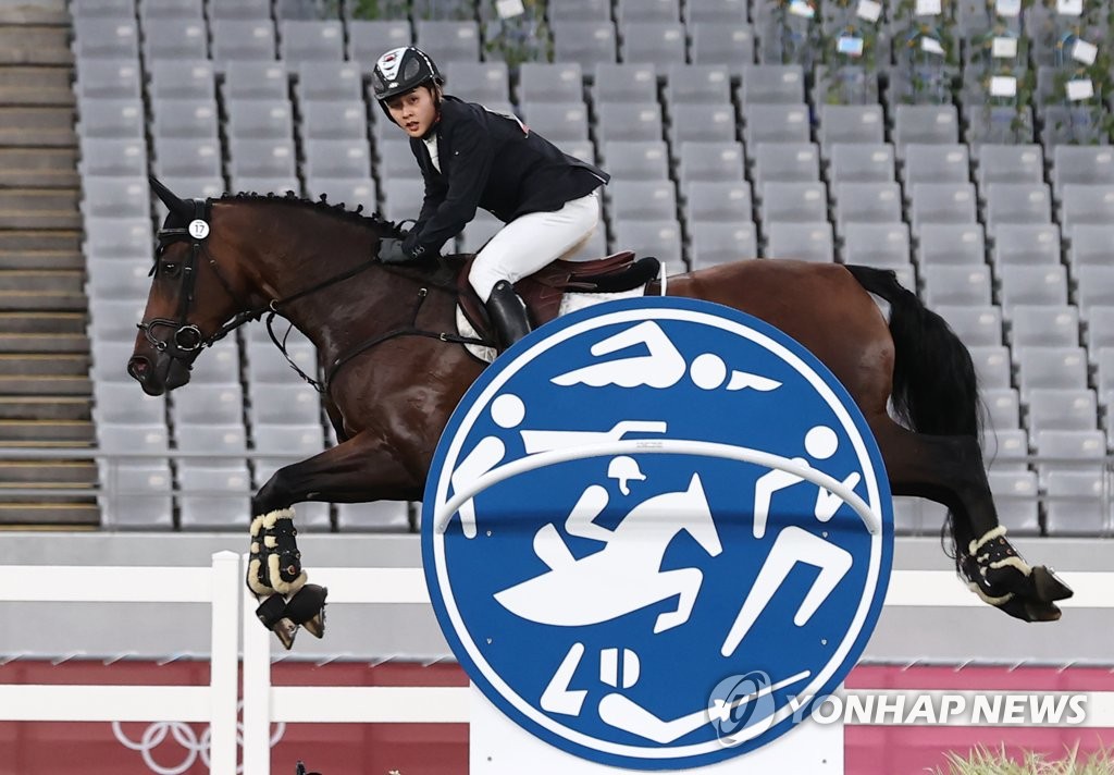 Jun Woong-tae of South Korea competes in the show jumping portion of the men's modern pentathlon at the Tokyo Olympics at Tokyo Stadium in Tokyo on Aug. 7, 2021. (Yonhap)