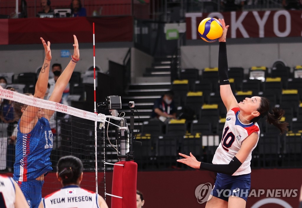 Kim Yeon-koung of South Korea (R) hits a spike against Serbia during the bronze medal match of the Tokyo Olympic women's volleyball tournament at Ariake Arena in Tokyo on Aug. 8, 2021. (Yonhap)