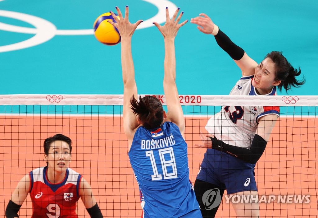 Park Jeong-ah of South Korea (R) hits a spike against Serbia during the bronze medal match of the Tokyo Olympic women's volleyball tournament at Ariake Arena in Tokyo on Aug. 8, 2021. (Yonhap)